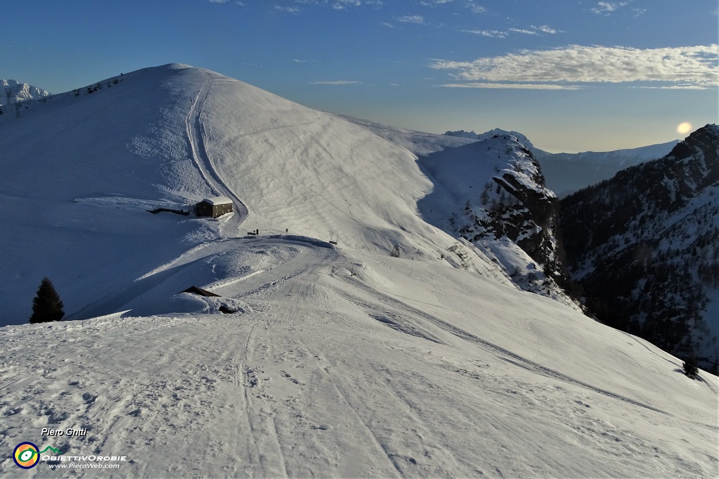 88 Scendendo alla Casera Alpe Aga con vista sul dosso Montu.JPG